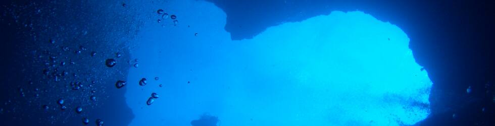グアムのダイビングではブルーホールには何回も潜っていますので様子を教えます