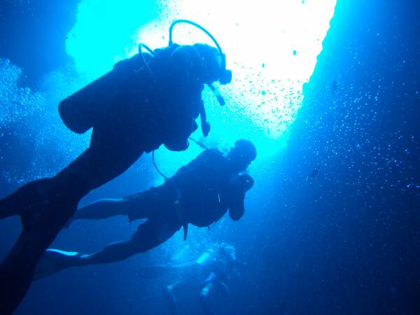 グアムのダイビングではブルーホールには何回も潜っていますので様子を教えます